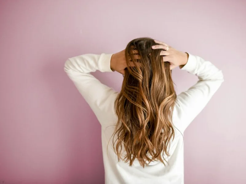 Nano Ring micro anéis em cabelo castanho iluminado aplicado por Rosilda Martins