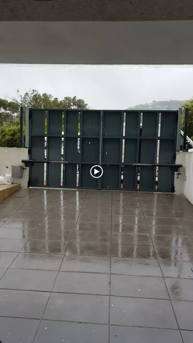 Portão automático de dupla folha TMS Serralharia em Leiria
